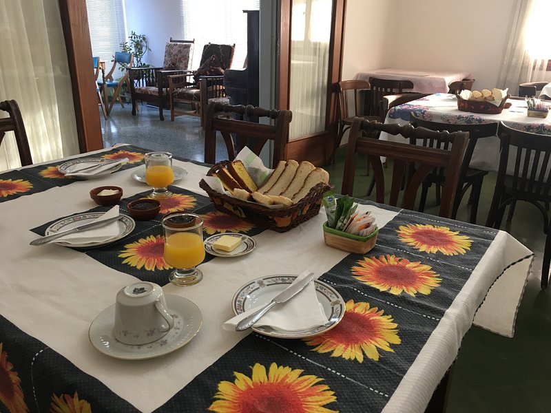 Desayuno casero Munay Resort — panes, budines y mermeladas del jardín